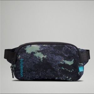 🌈NWT🌳Lululemon Athletica Mini Belt Bag in Psychedelic Toile Peri Purple Multi